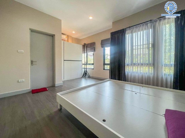 *****บ้านเดี่ยวมือสองย่านกรุงเทพฯ ม.ไลฟ์บางกอกบูเลอวาร์ด รามอินทรา เนื้อที่กว้างขวางเกือบ 65 ตร.ว. ฟังก์ชัน 4 ห้องนอน 4 ห้องน้ำ ที่จอดรถ 2 คัน บนทำเลแห่งการเดินทาง ใกล้รถไฟฟ้าสายสีชมพู "สถานีนพรัตนราชธานี" และทางด่วน "พระราม2-กาญจนาภิเษก"